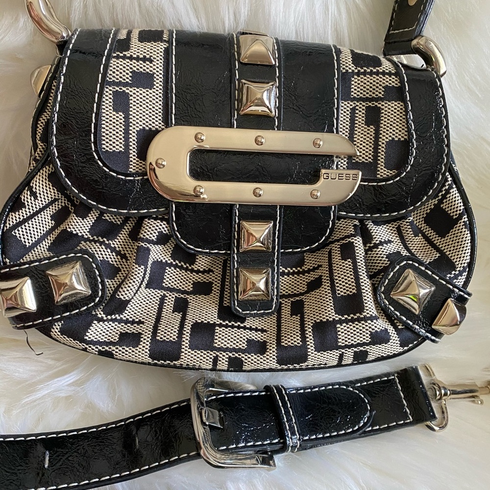 GUESS 💯% Authentic - Picture 3 of 13